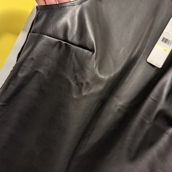 Laundry by Shelli Segal Black faux leather front, cap sleeve T NWT size M - Picture 5 of 6